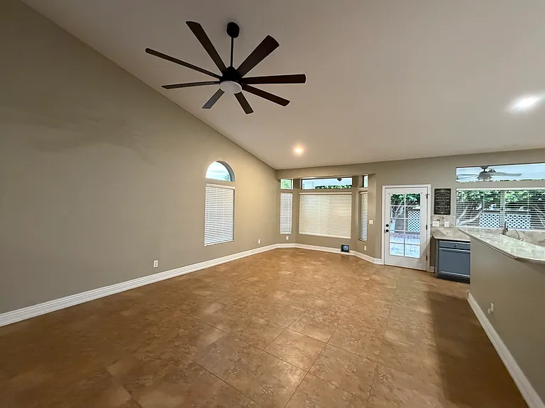 1850 W Desert Ln — Photo 5