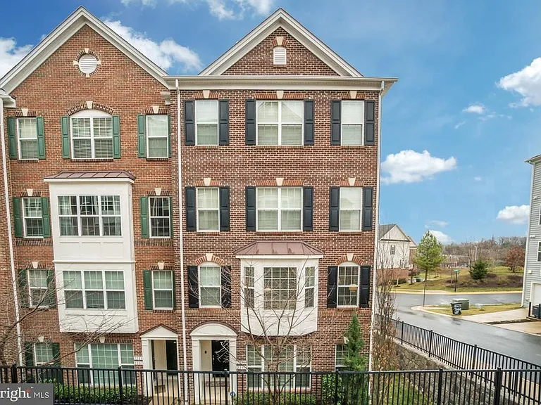 2291 Kew Gardens Dr — Photo 1