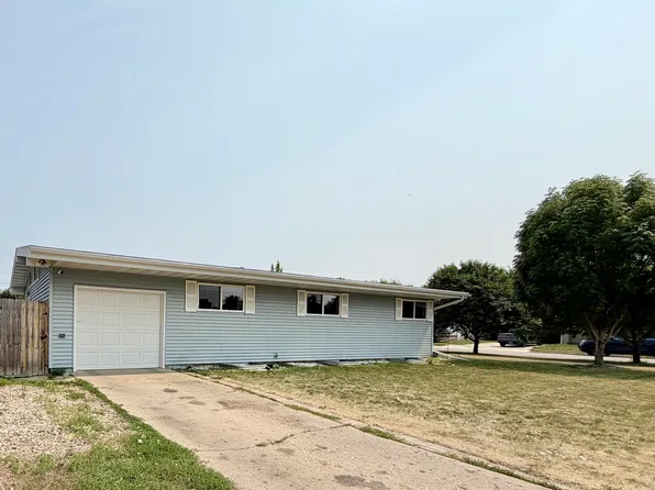 1816 2nd Ave NW, Minot, ND 58703