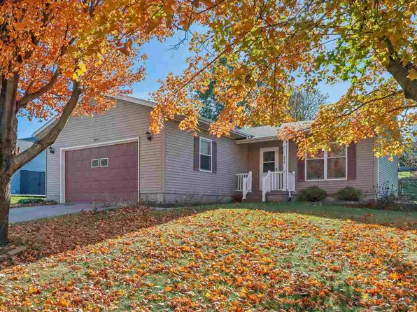 203 Tracy Ln, Williamsburg, IA 52361