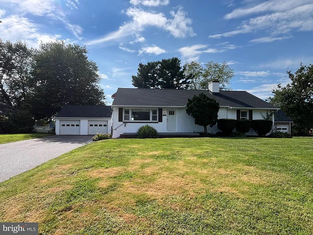 4 bed, 2.0 bath, 2400 sqft, $3,000 — Photo 3