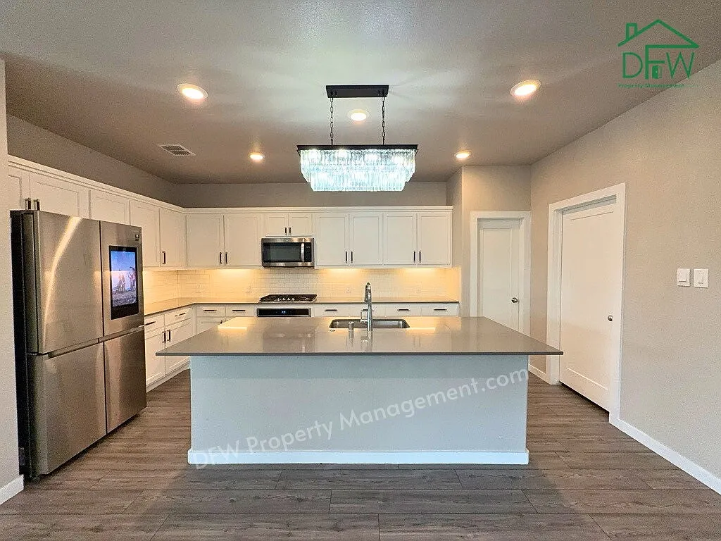4 bed, 2.0 bath, 2158 sqft, $2,650 — Photo 3