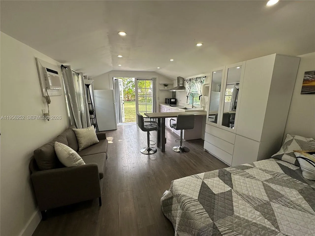 Studio, 1.0 bath, 270 sqft, $1,400 — Photo 4