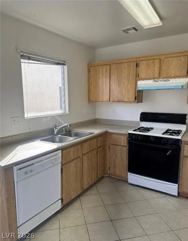 3 bed, 2.0 bath, 1179 sqft, $1,795 — Photo 2
