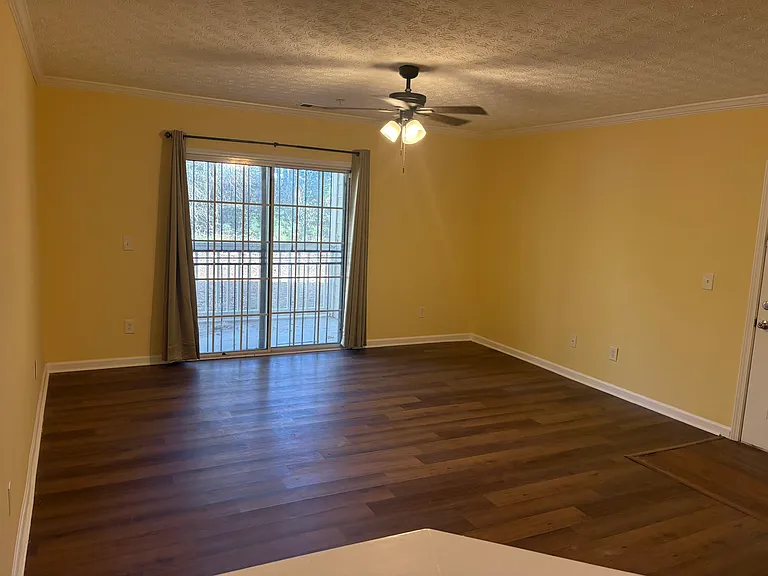 111 Ridgecreek Dr — Photo 2