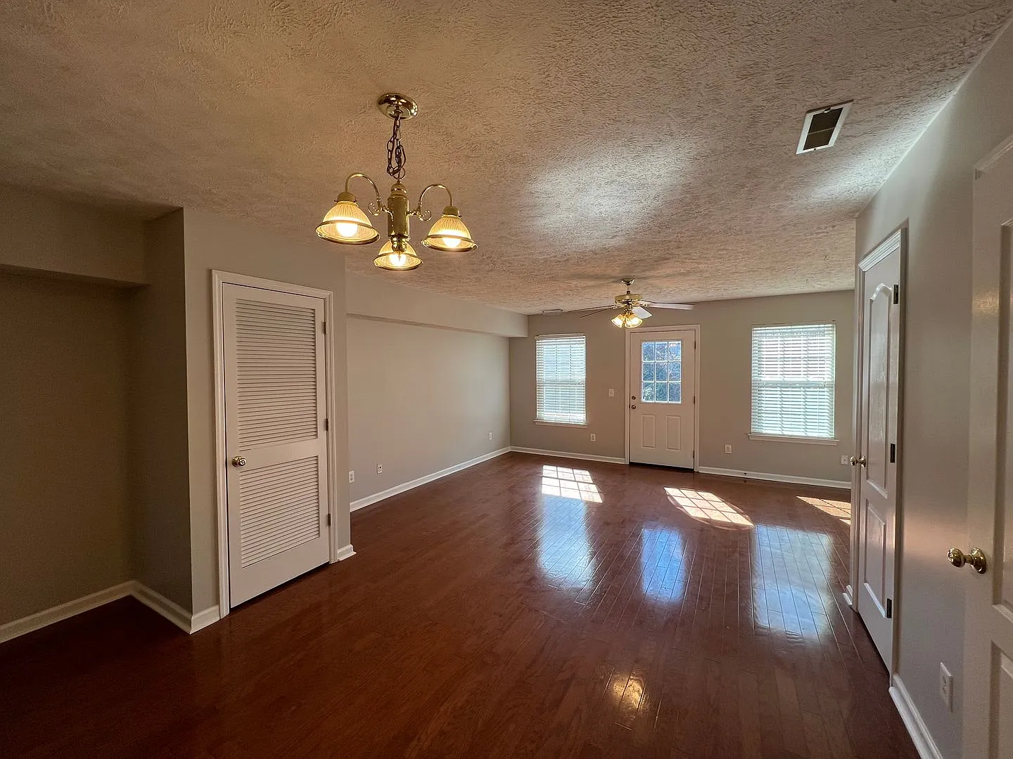 Nice 2 Bedroom, 2.5 Bath Townhome - Close to MTSU! Available now — Photo 2