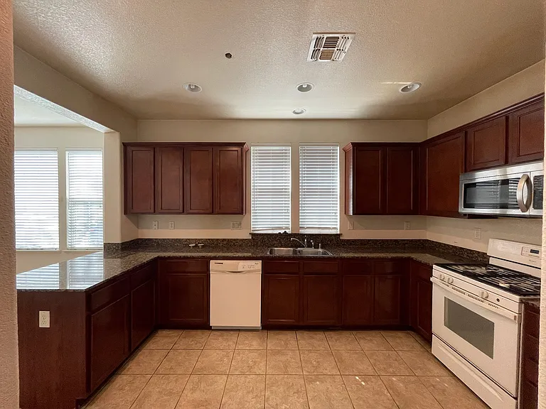 130 Barnhill Dr — Photo 2