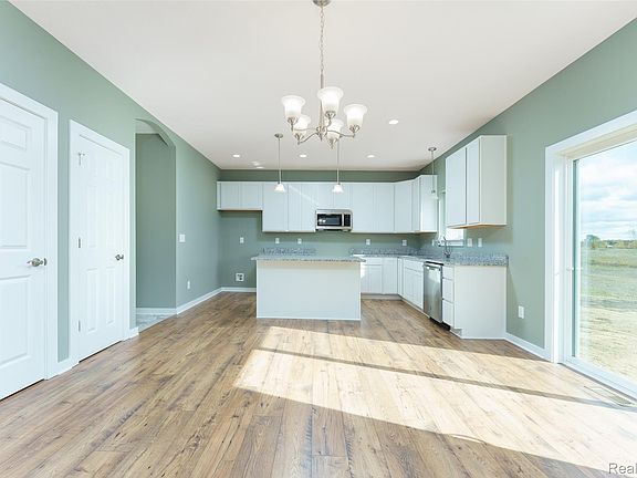 4th image of 570 W Wildwood Dr