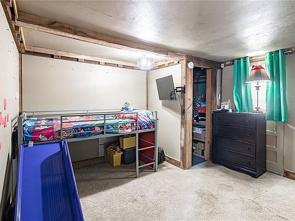 5th image of 734 E College St