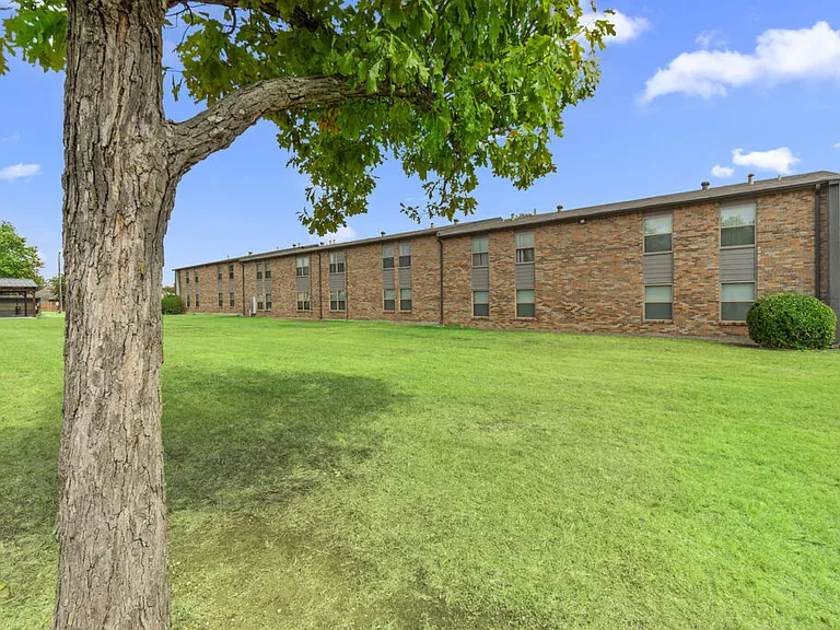 Cleburne Plaza — Photo 15