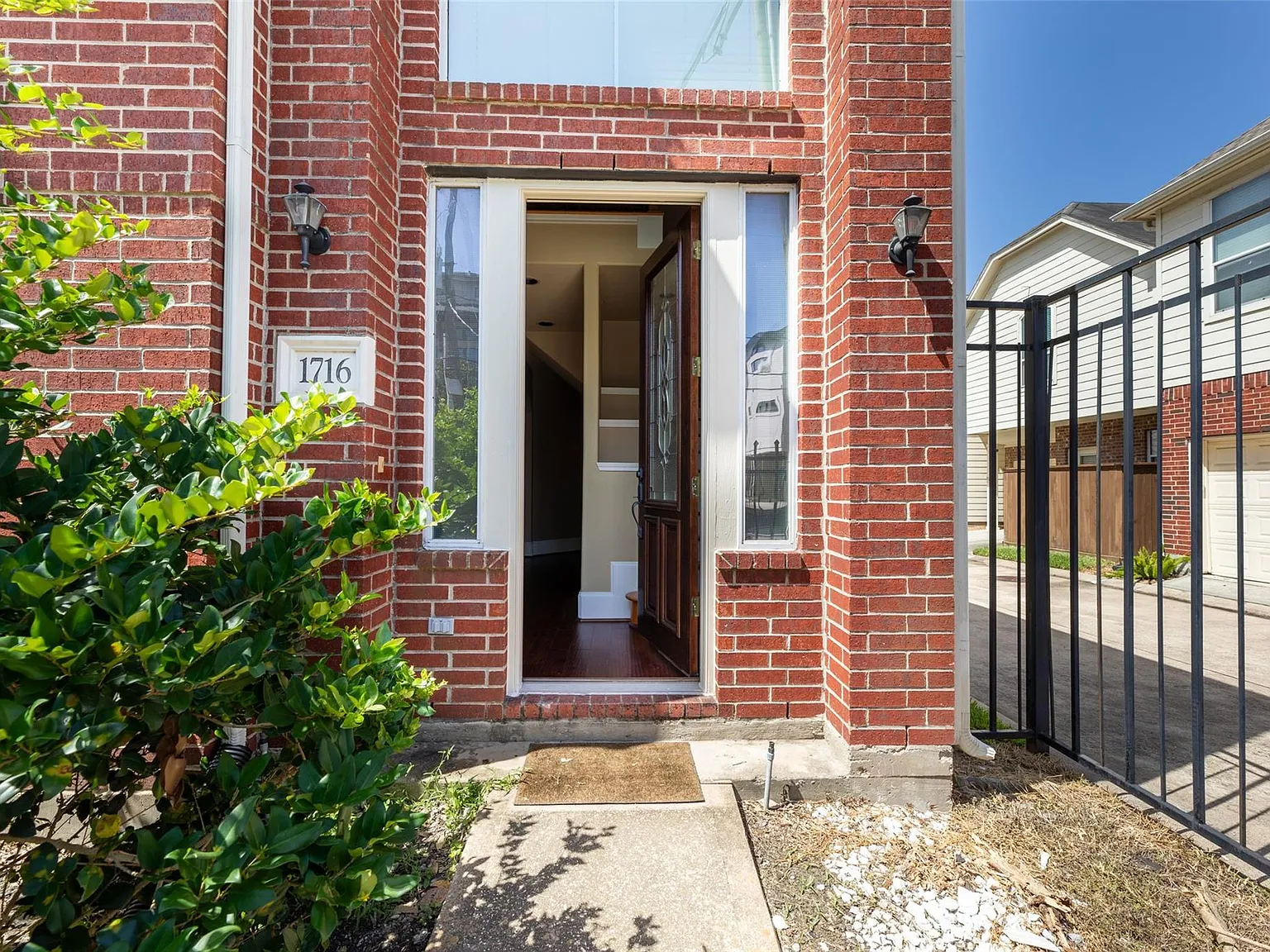 3 bed, 2.0 bath, 1572 sqft, $2,395 — Photo 3
