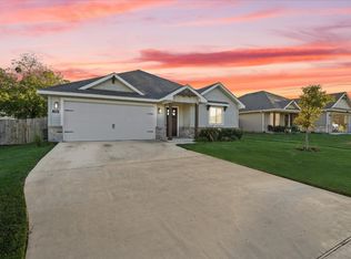 104 Arrowhead Dr, Sanger, TX 76266