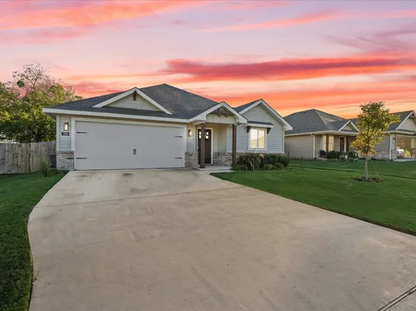 104 Arrowhead Dr, Sanger, TX 76266