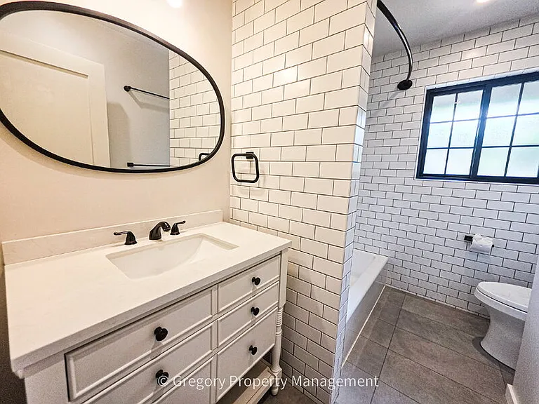 1715 Holbrook Ave — Photo 16