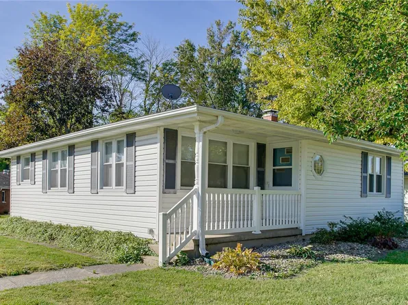 1200 Paradise Dr, Highland, IL 62249