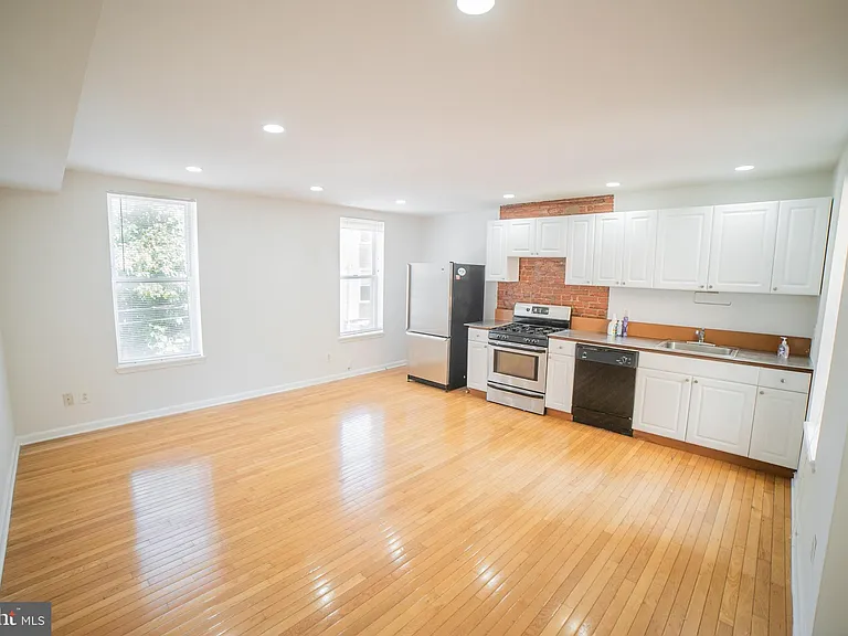 126 W Laurel St #2 — Photo 2