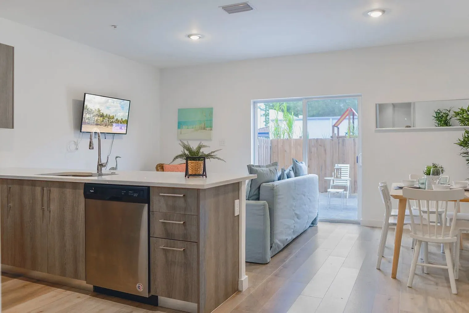 3 bed, 2.0 bath, 1367 sqft, $3,470 — Photo 2