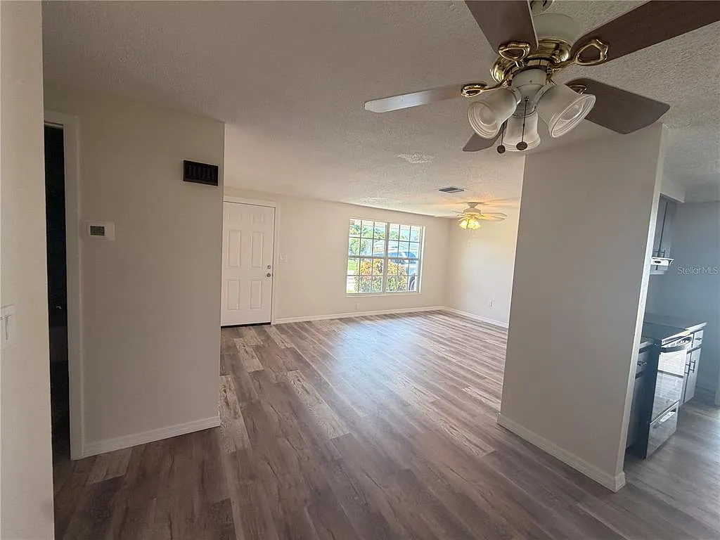 2 bed, 2.0 bath, 948 sqft, $1,400 — Photo 2