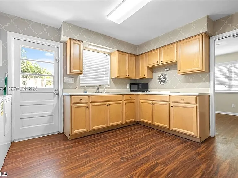 100 Huron Ave — Photo 4