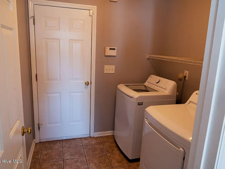 1006 Sheffield Dr — Photo 9