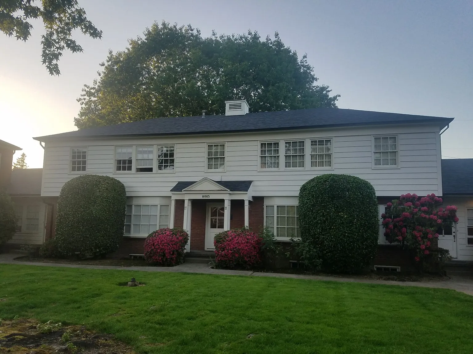 Broadmoor Manor — Photo 2