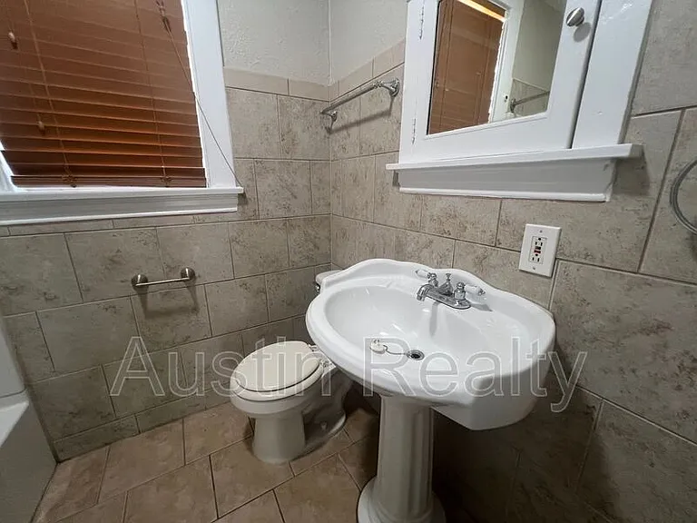 1018 Commodore Dr #A — Photo 11