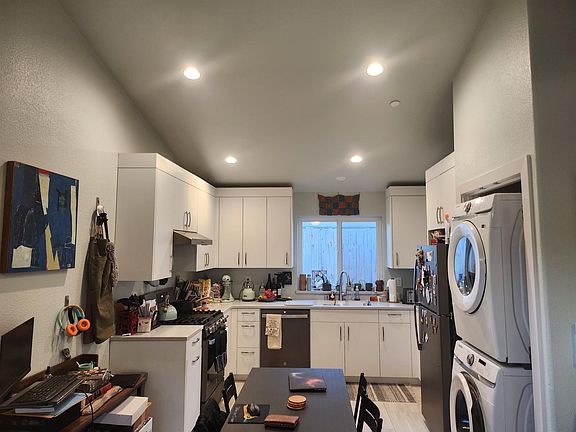 4th image of 37 Oak Ave #1/2