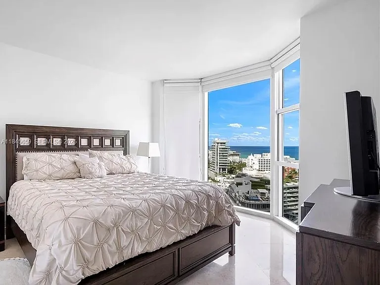 300 S Pointe Dr #1901 — Photo 11