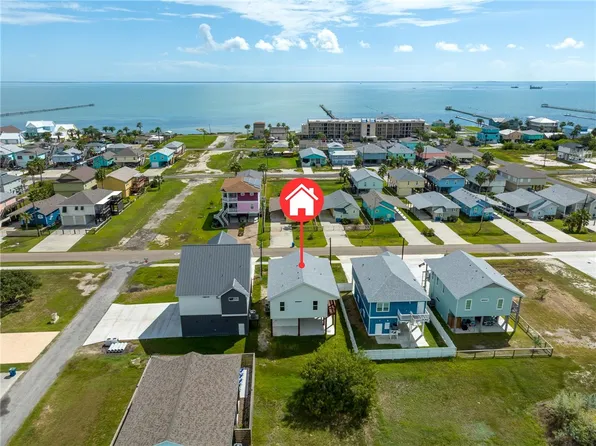 1007 S Live Oak St, Rockport, TX 78382
