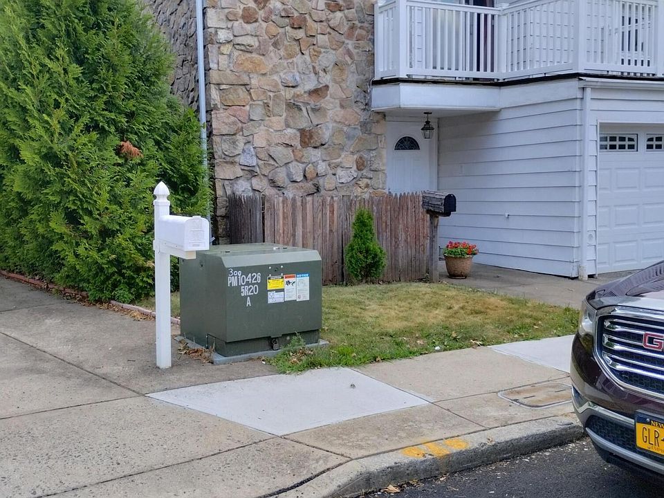 1st image of 151 Carlyle Grn