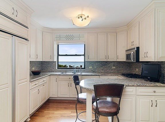 4th image of 1515 N Astor St #8BC