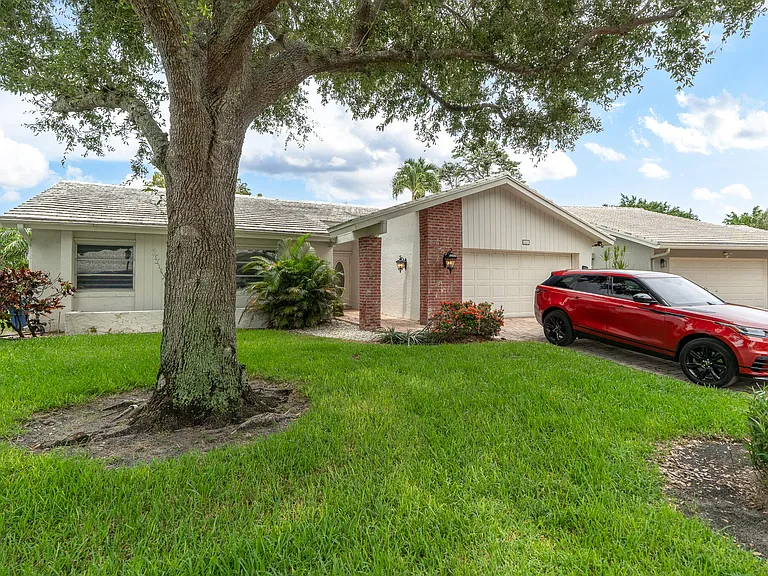 5557 Cameo Dr N — Photo 38