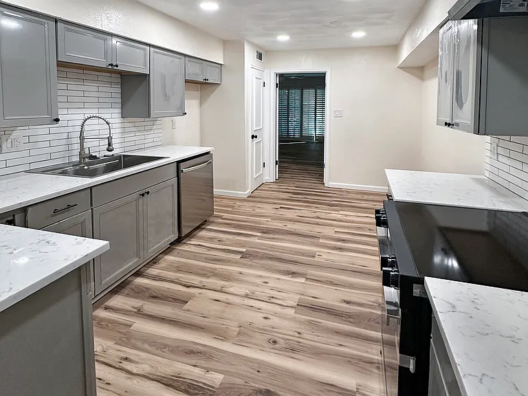 2301 Ridgmar Plz — Photo 12