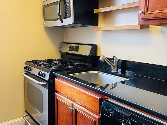 4th image of 922 S Washington St APT 208