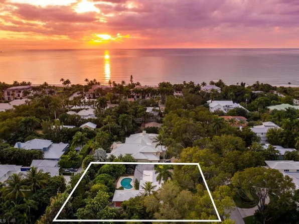 220 2nd Ave N, Naples, FL 34102