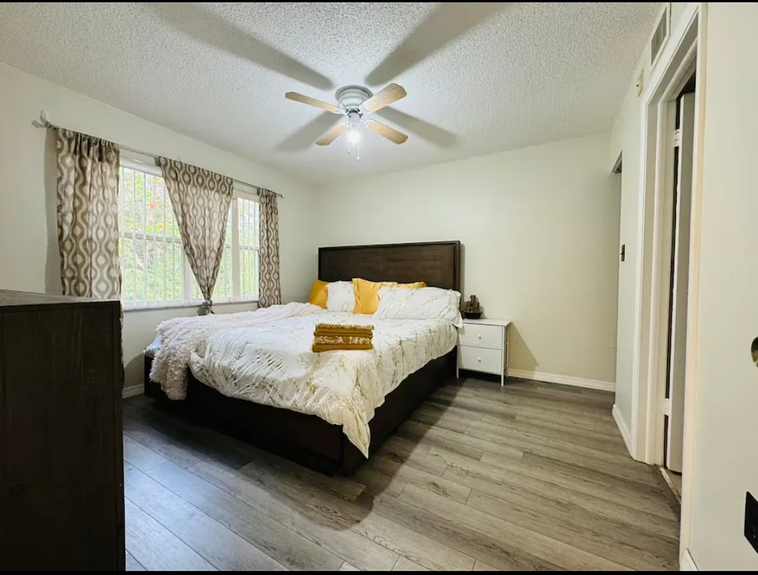 2 bed, 879 sqft, $2,000 — Photo 2