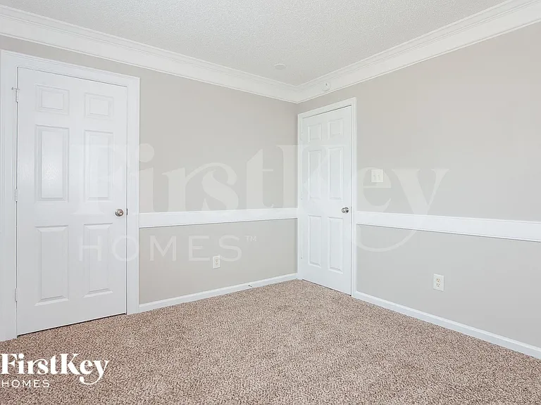 2422 Fairstone Ave — Photo 9