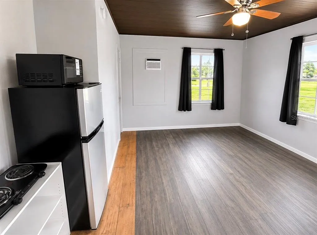 Studio, 1.0 bath, 210 sqft, $850 — Photo 2