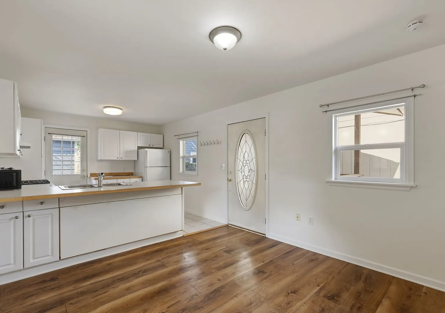 Fantastic location, move in ready! 1 bed, one bath, HUGE kitchen! — Photo 4