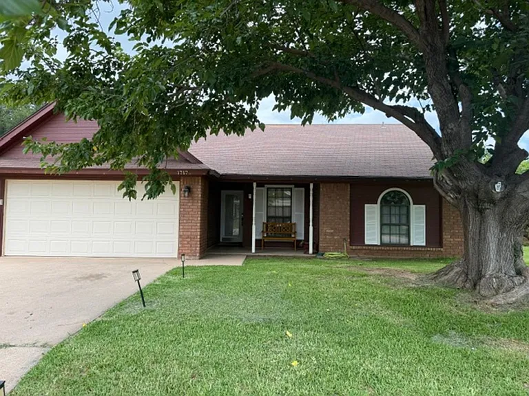 1717 Pemelton Dr — Photo 2