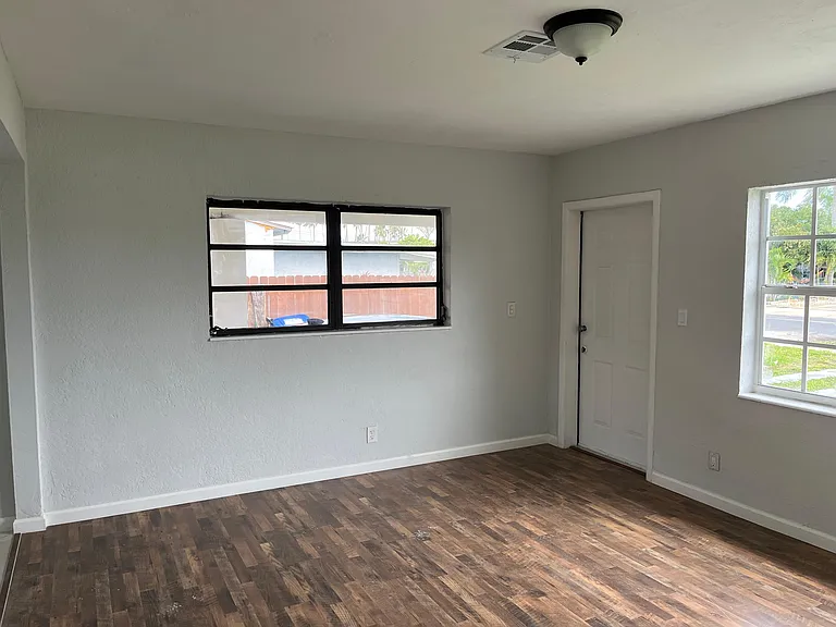 1327 SW 22nd Ave — Photo 5