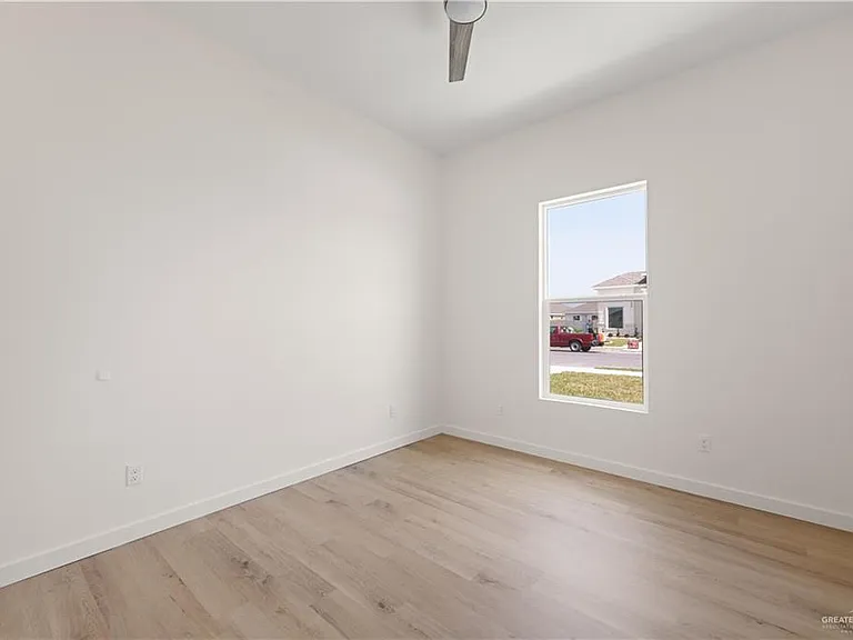 909 N Brushfield Ave — Photo 9