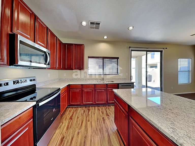 6424 W Branham Ln — Photo 4