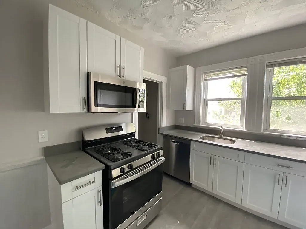 4 bed, 1643 sqft, $3,700 — Photo 2