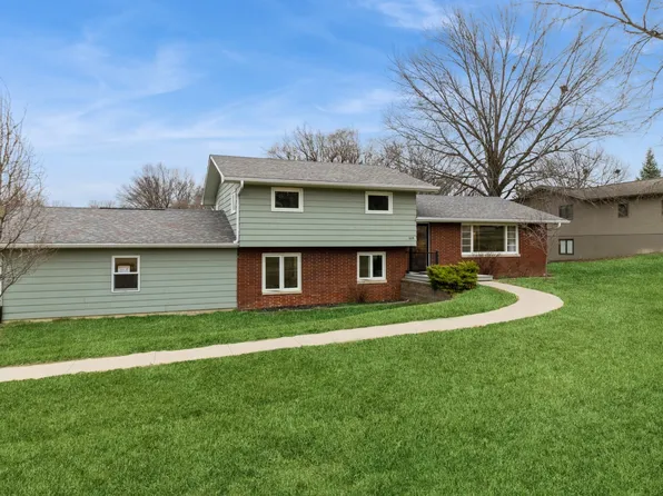 1018 Sunset Ave, Pella, IA 50219