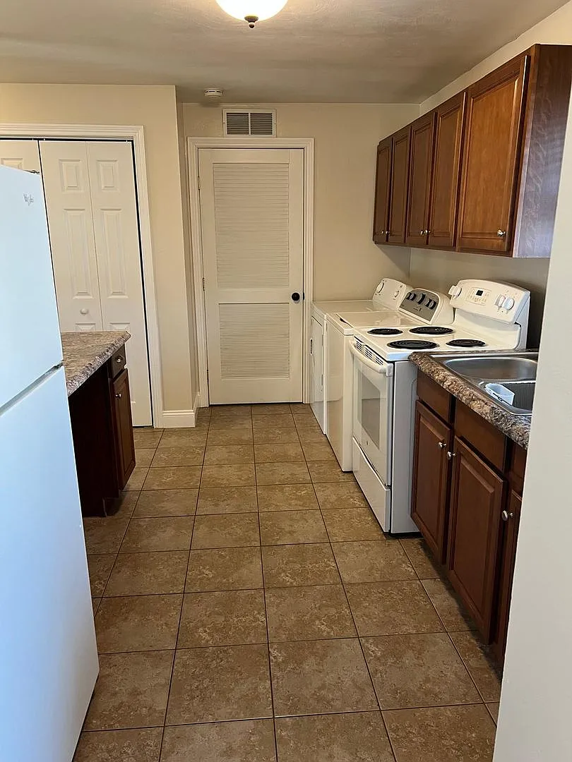W Satin Street Apartments — Photo 2