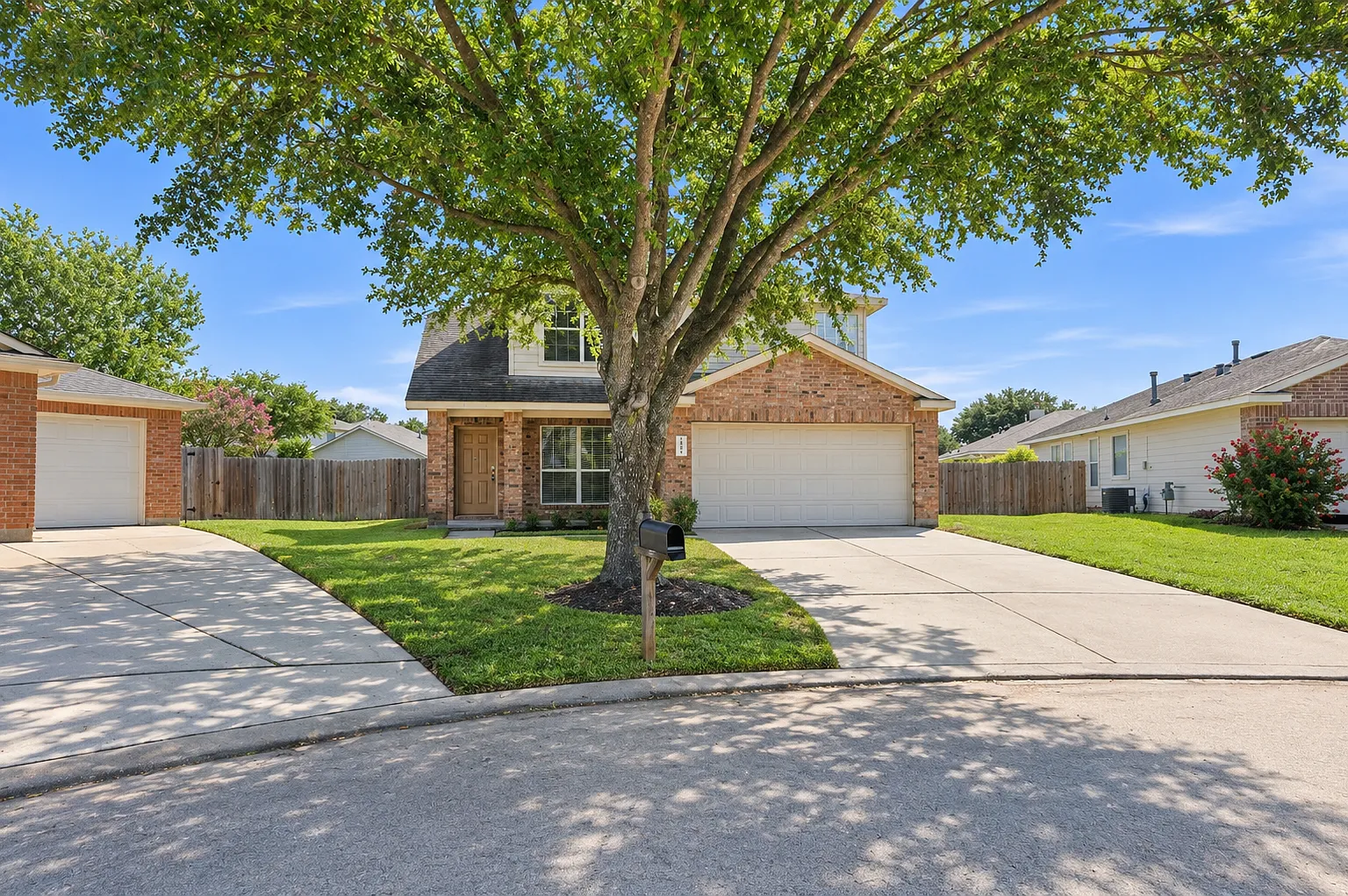 3 bed, 2.5 bath, 1936 sqft, $2,700 — Photo 2