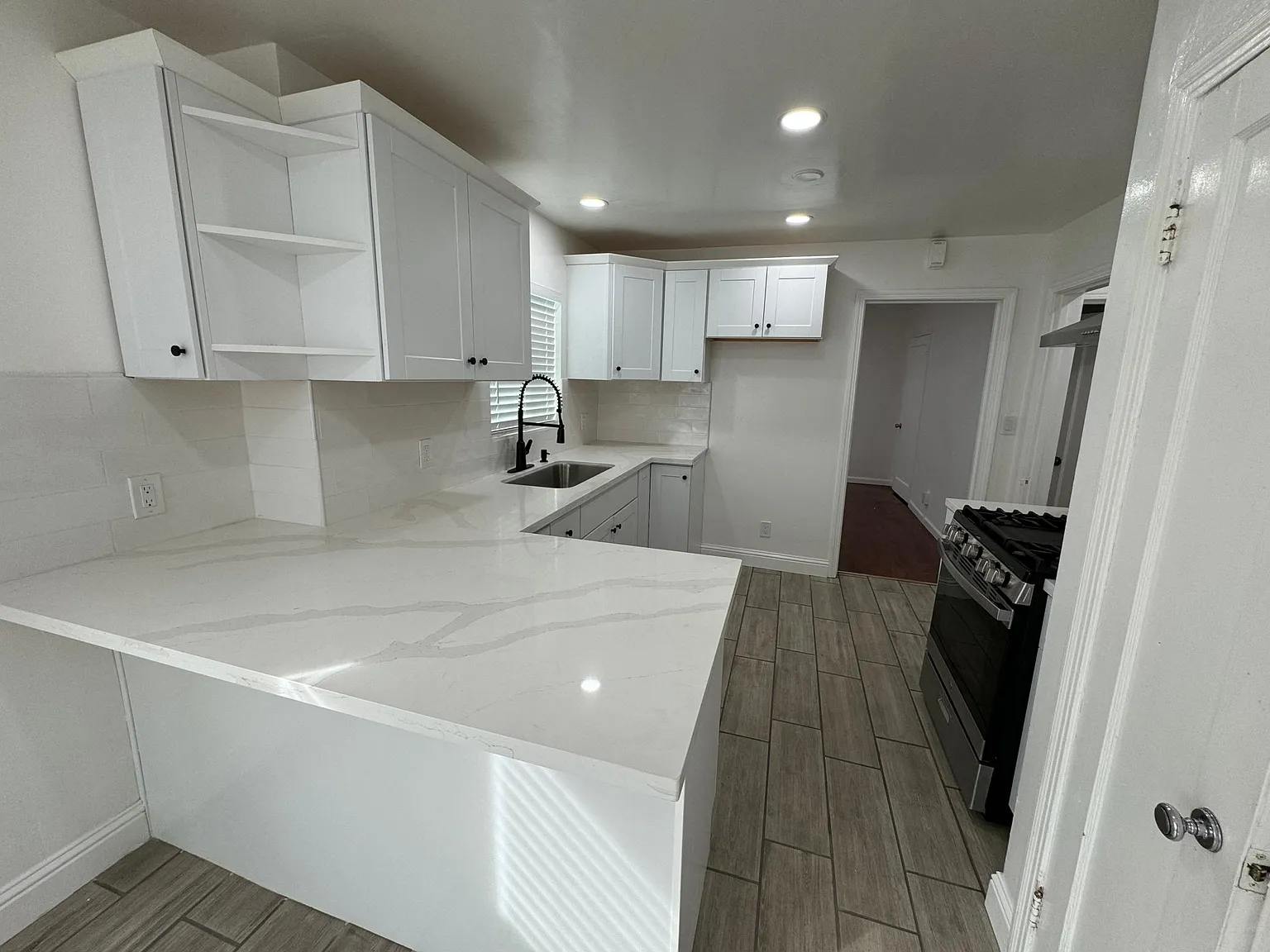 3 bed, 1100 sqft, $3,400 — Photo 4