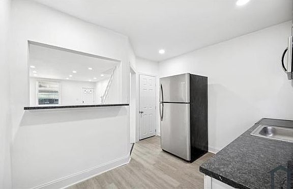 4th image of 558 E Herman St #1