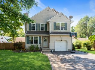 98 Grandview Ave, Middlesex, NJ 08846